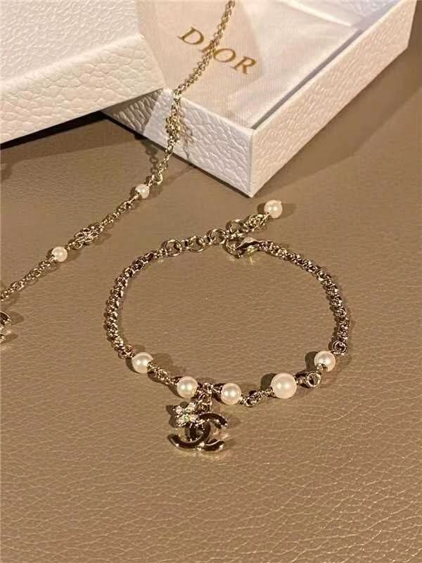 New pearl logo pendant bracelet