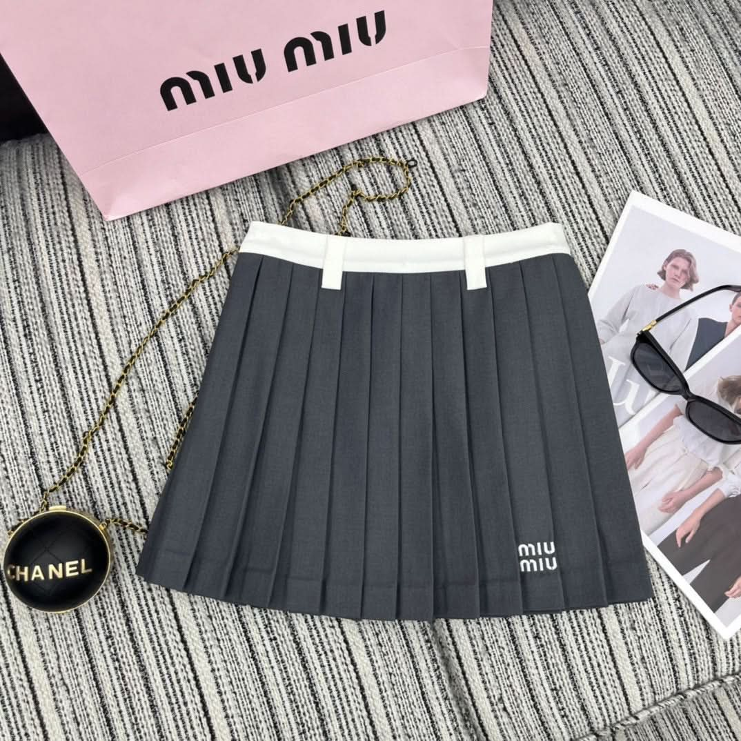 MIU embroidered contrast color pleated skirt