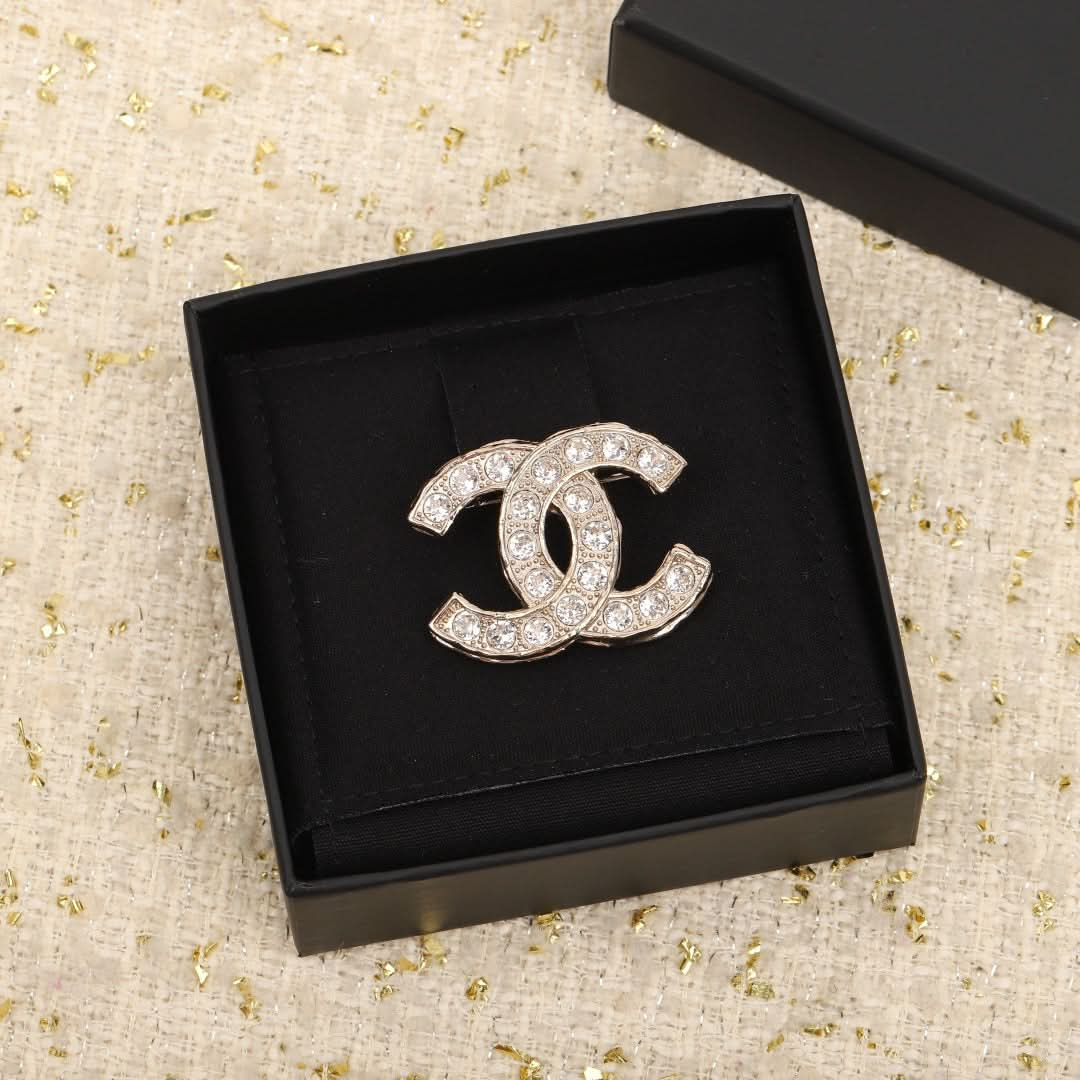 CHAN Brooch Elegance | A Timeless Statement of Sophistication