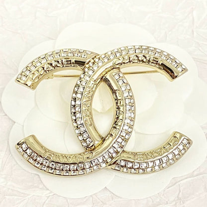 CHAN Brooch Glamour | Sparkle and Sophistication in Every Detail