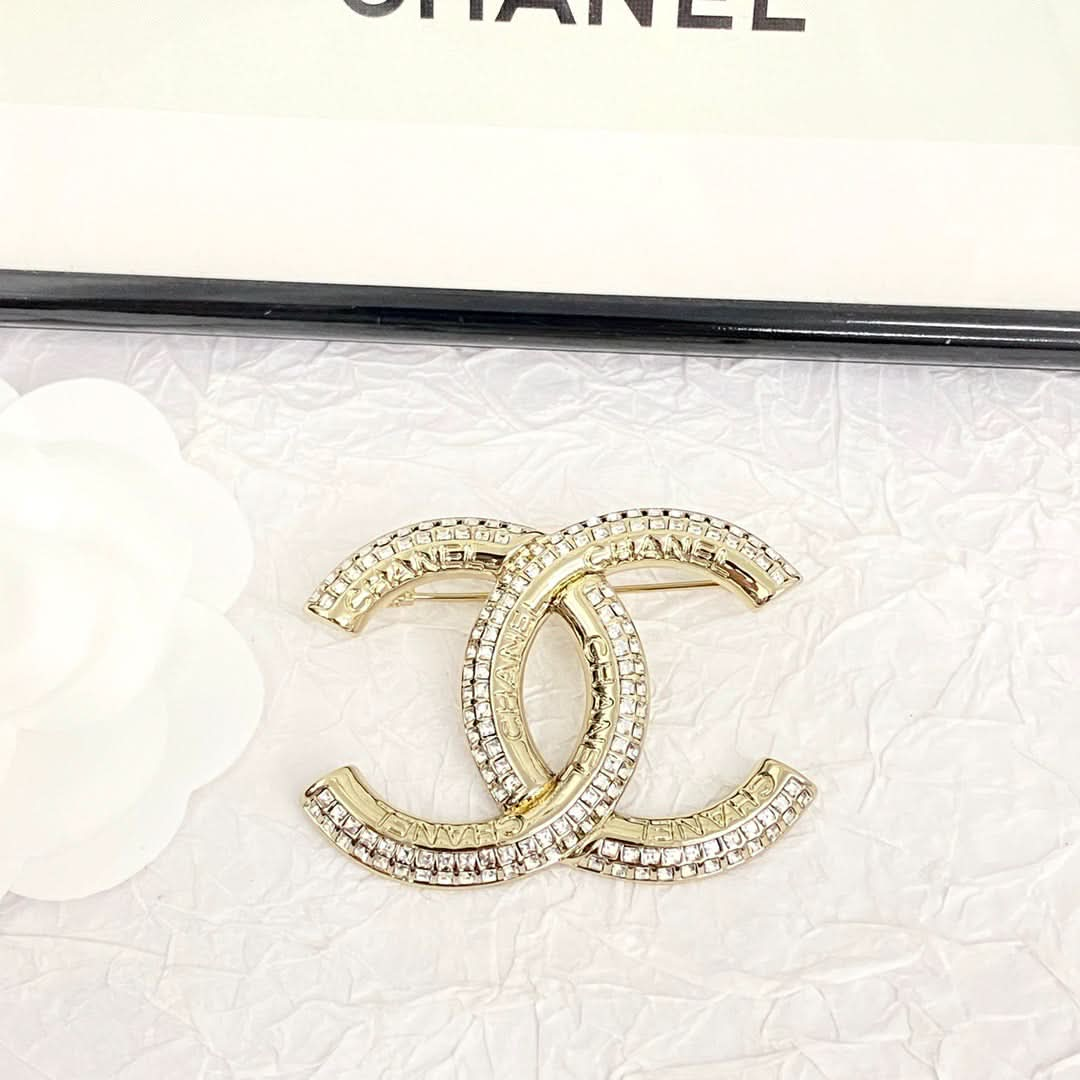 CHAN Brooch Glamour | Sparkle and Sophistication in Every Detail