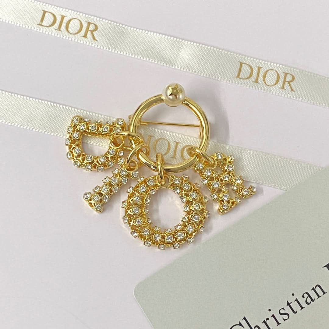 Dio Brooch Essentials | Versatile Elegance for Every Occasion