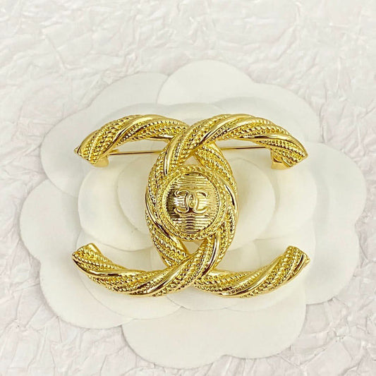 CHEN Brooch Sophistication | The Perfect Accent to Your Wardrobe