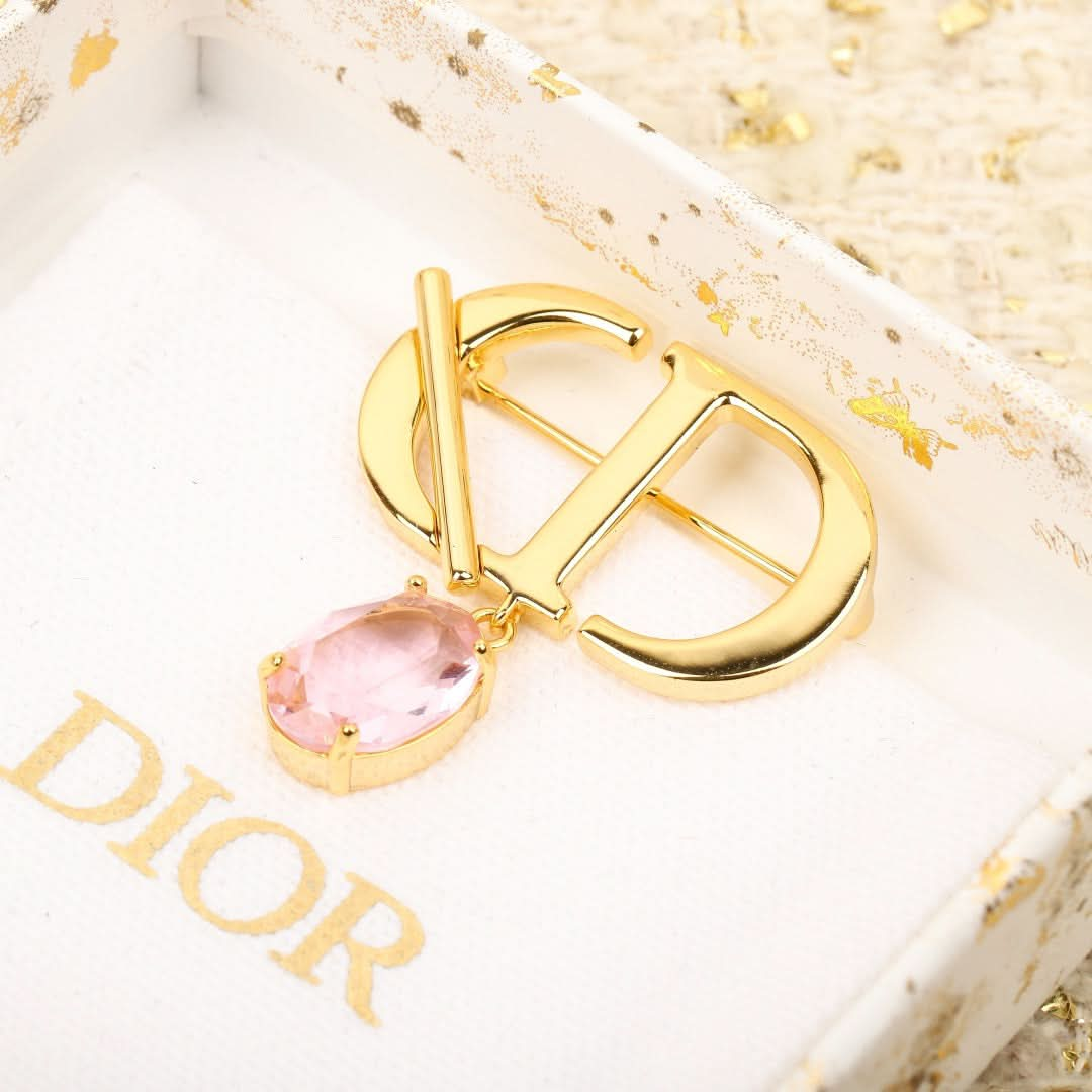 DIO Brooch Elegance | A Subtle Touch of Luxury