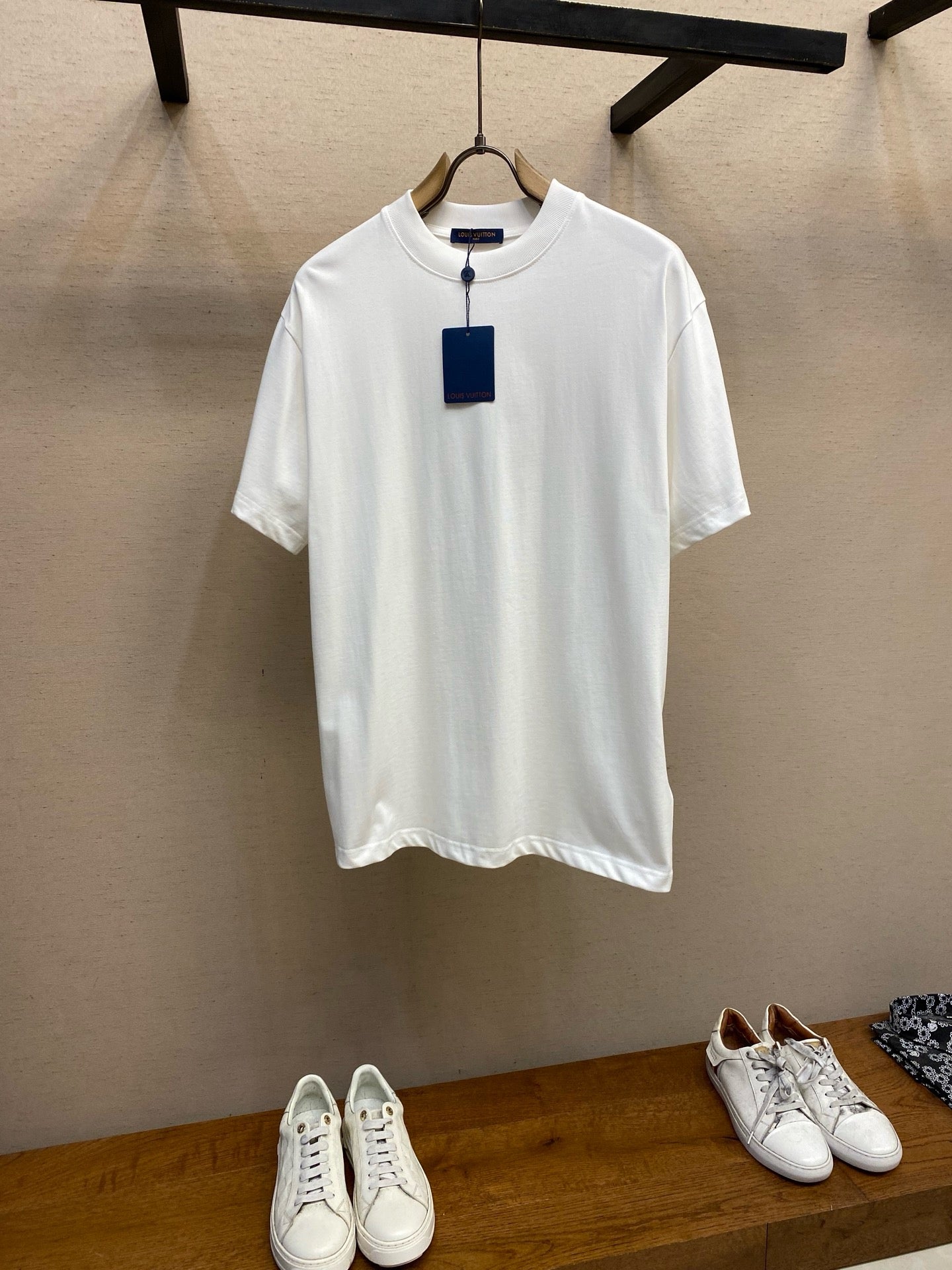 1V T-Shirt Modern | Fashion-Forward Appeal