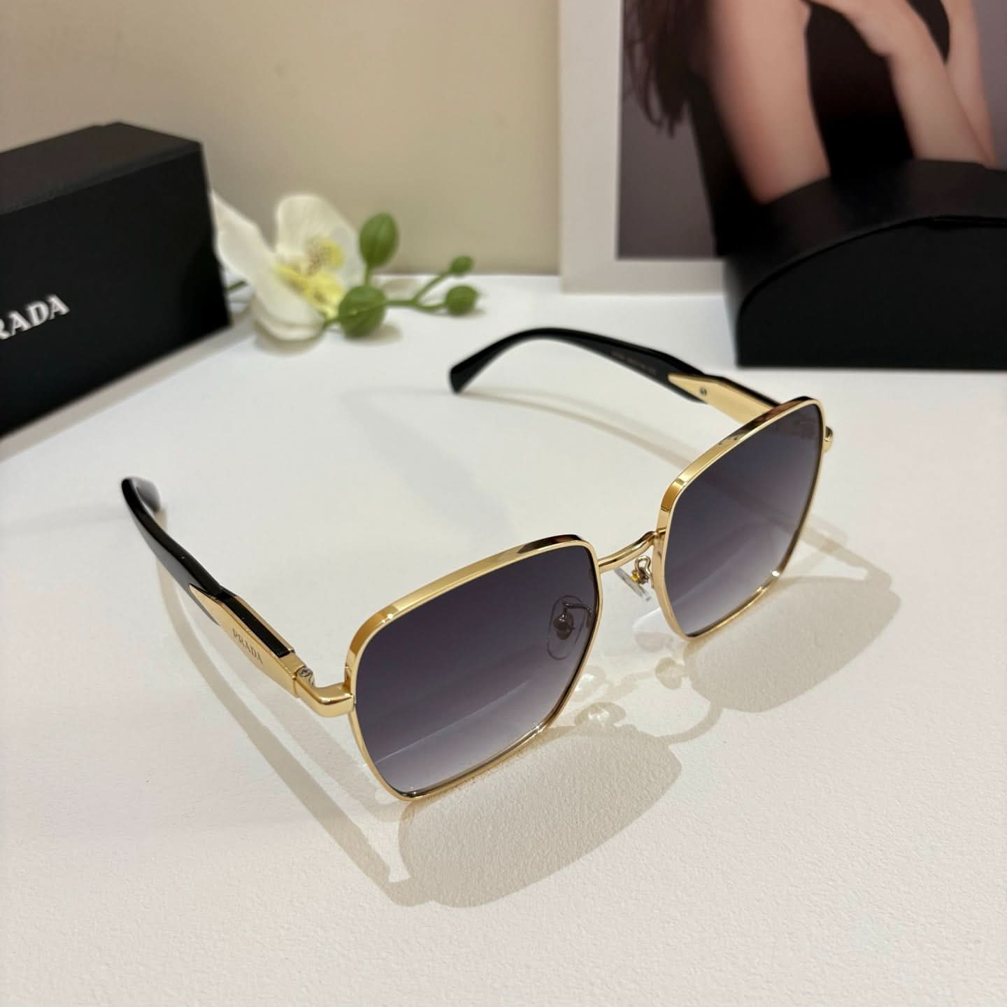 PRA Bold Oversized Sunglasses: Premium Glamour