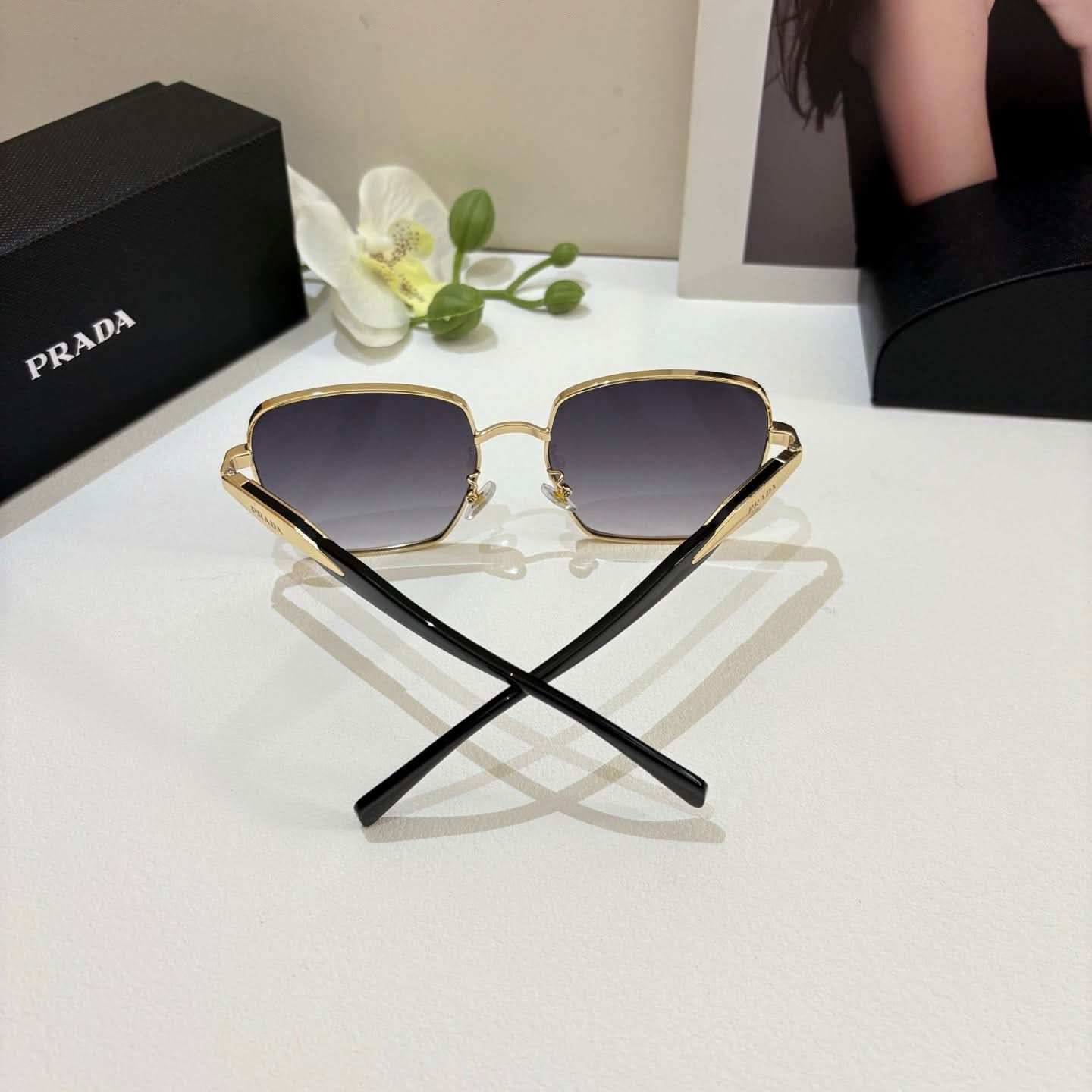 PRA Bold Oversized Sunglasses: Premium Glamour