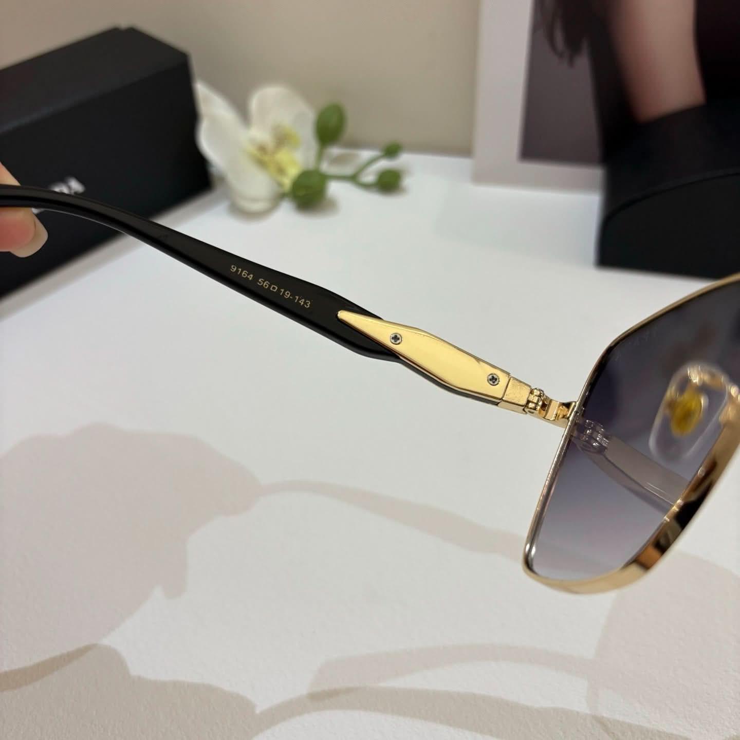 PRA Bold Oversized Sunglasses: Premium Glamour