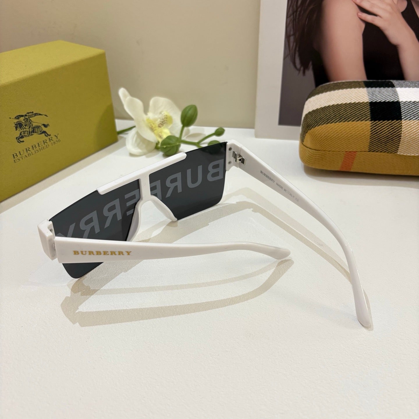 BUR 25SS Trendy Butterfly Shades: Luxe Perfection