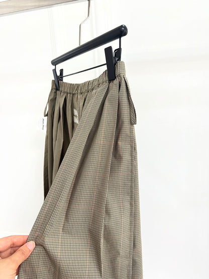 MM 25SS Retro Plaid Pleated Skirt: Premium Emblem Charm