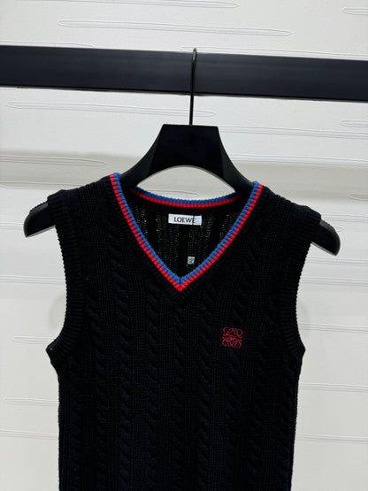 YY-Cable Knit V-Neck Vest