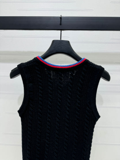 YY-Cable Knit V-Neck Vest